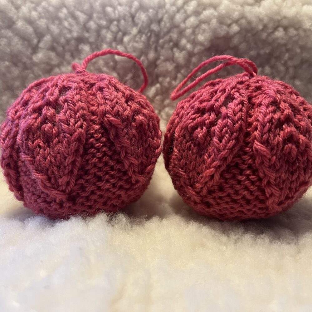 Strikkede julekugler med bladmønster