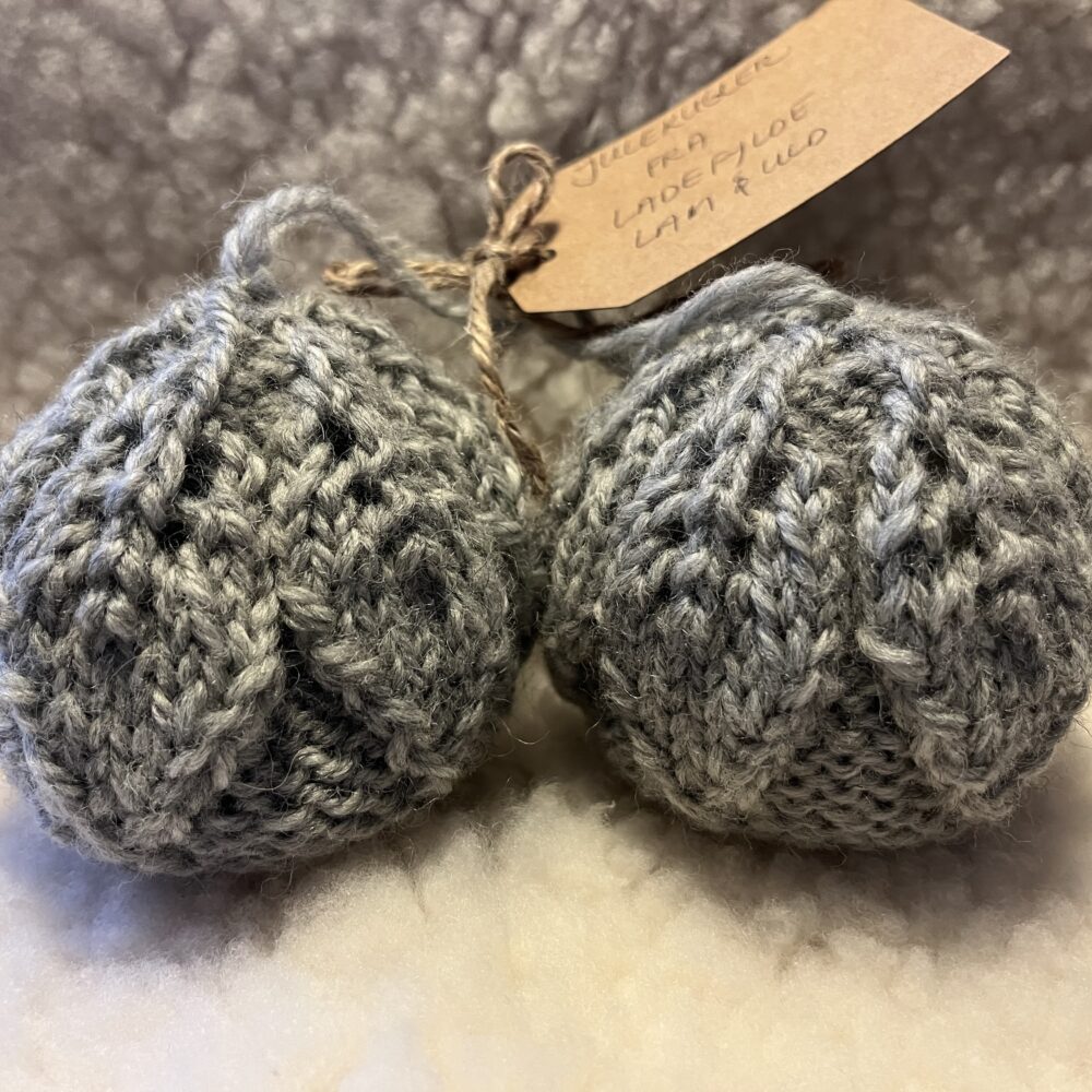 Strikkede julekugler med bladmønster