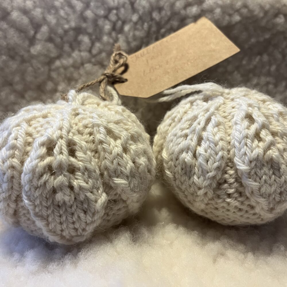 Strikkede julekugler med bladmønster