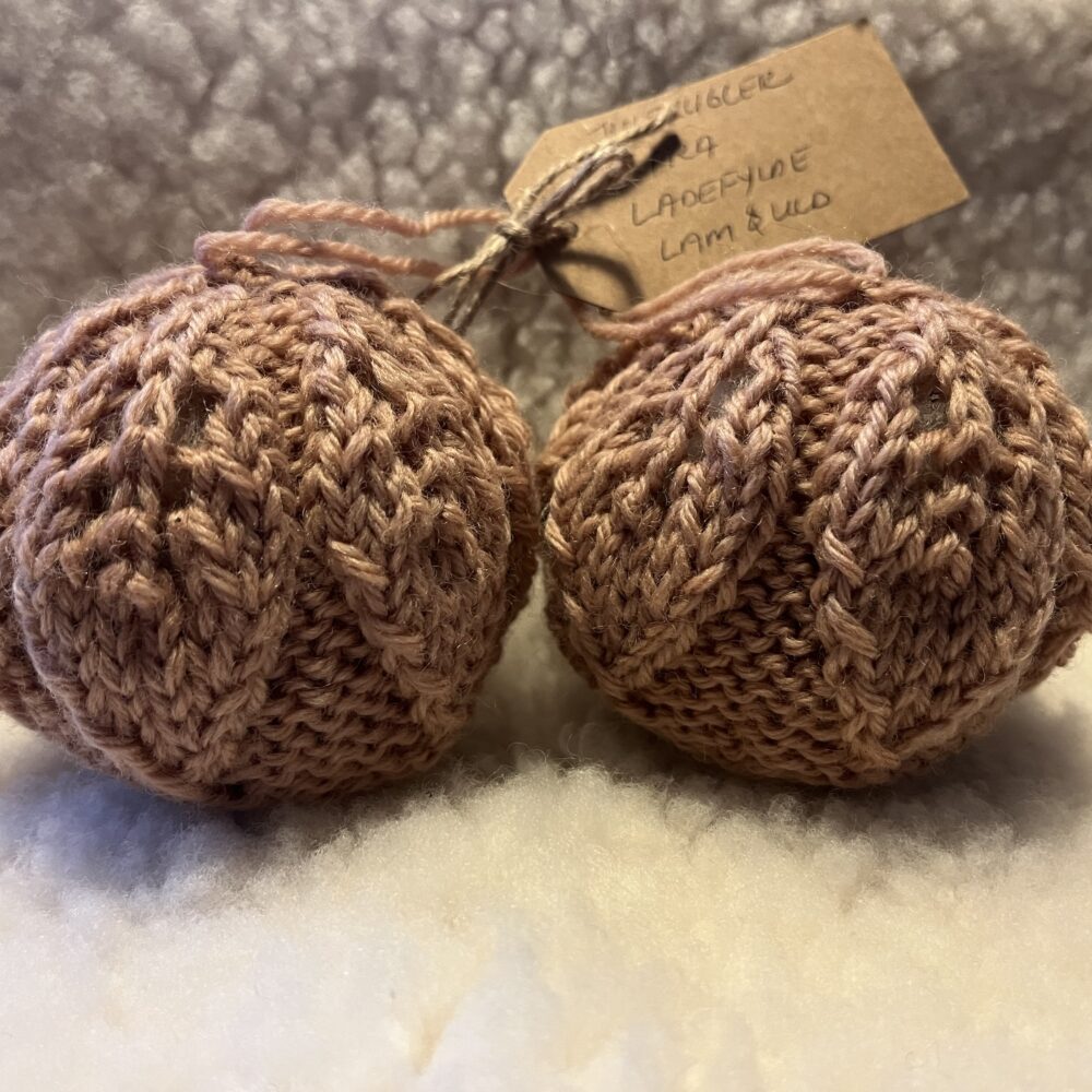 Strikkede julekugler med bladmønster