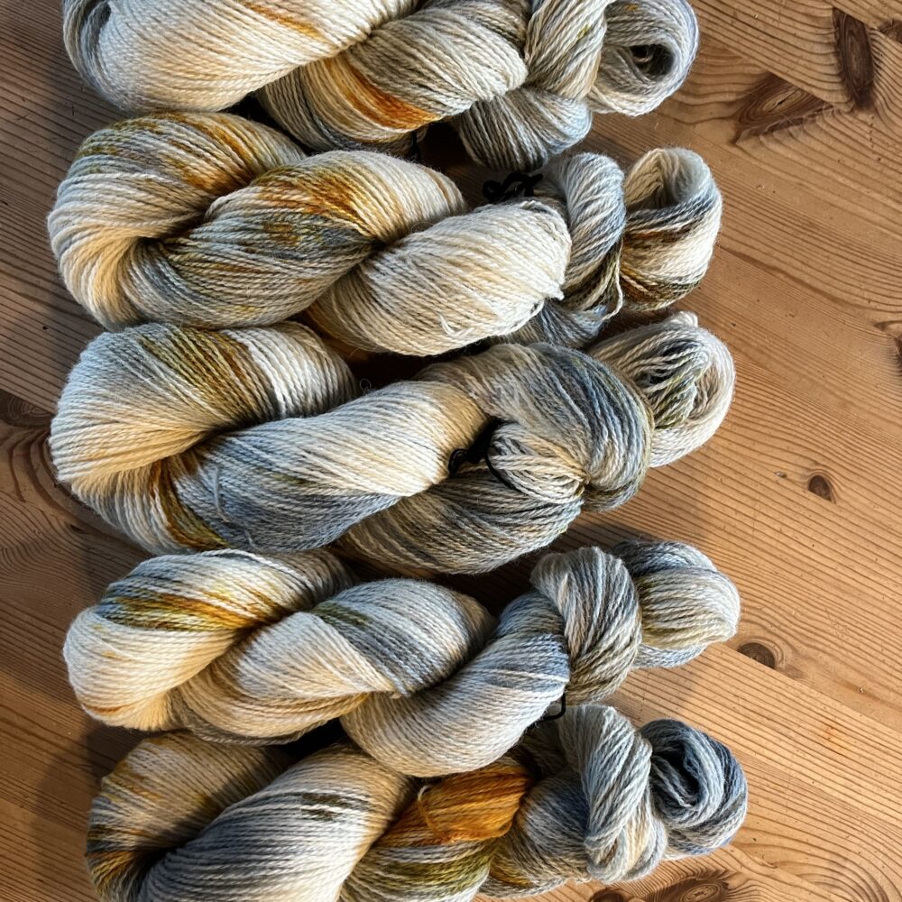 Tynd specklesgarn hvid, blå, orange